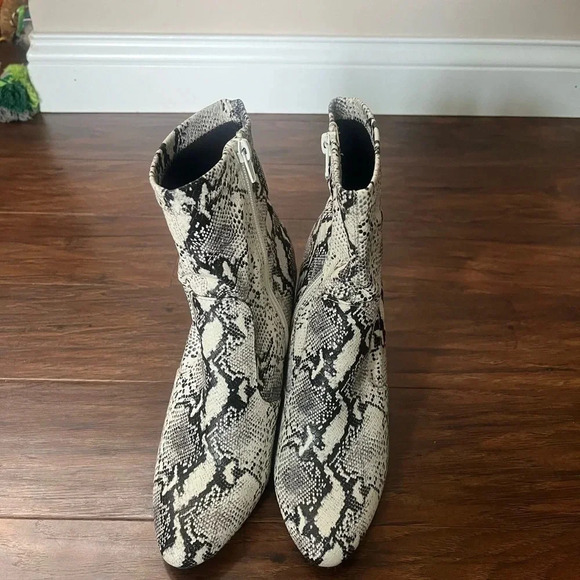 Snakeskin print boots-size 9m Steve Madden- fall fashionable - Picture 2 of 8